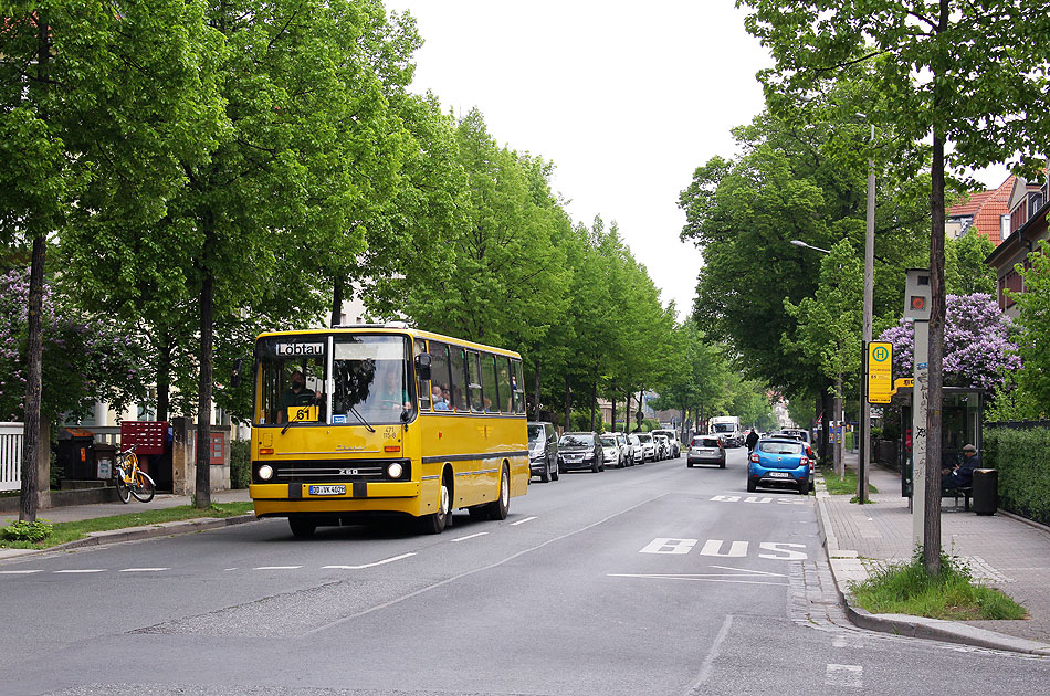 Ein Ikarus Bus an der Haltestelle Schlüterstraße - Ein Museumsbus im Planeinsatz