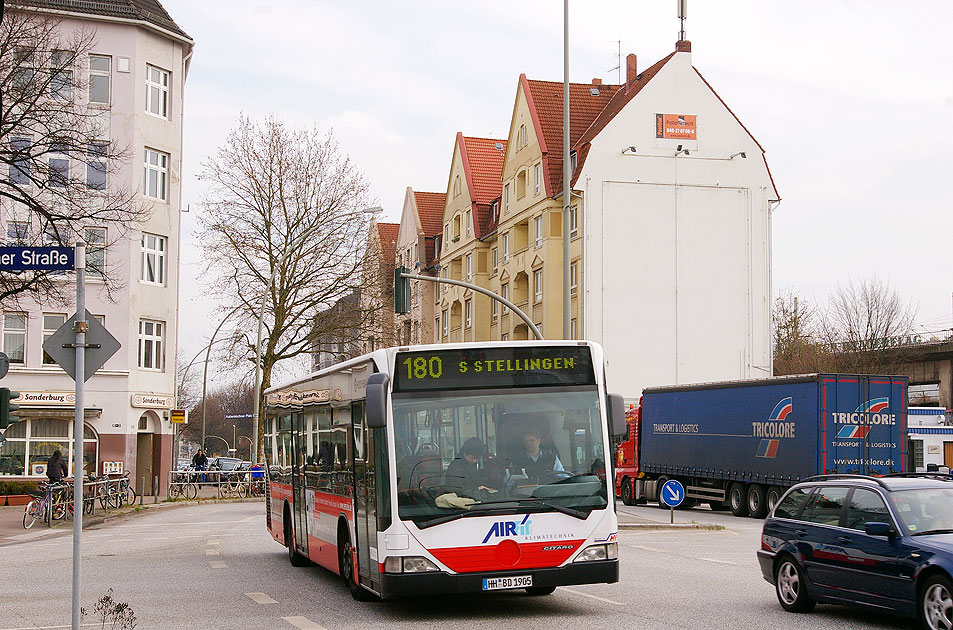 Ein Hochbahn Bus an der Haltestelle Kaltenkircher Platz