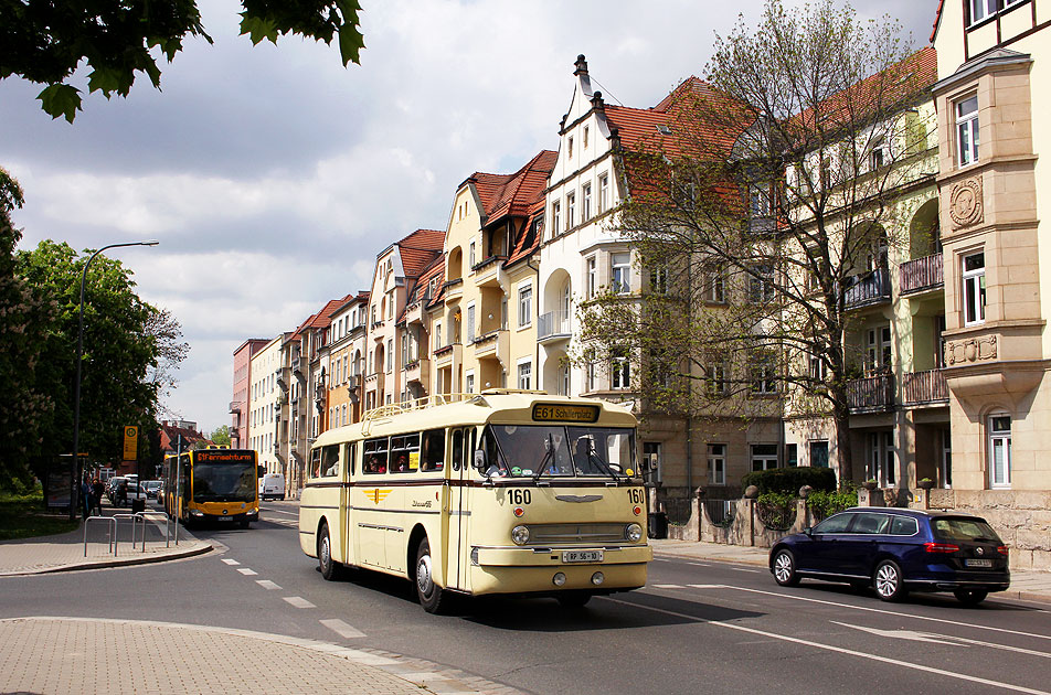 Der Museumsbus 160 in Dresden an der Haltestelle Schneebergstraße