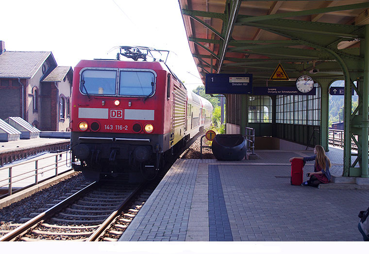 Bahnhof Freital-Hainsberg mit einer Lok der Baureihe 143