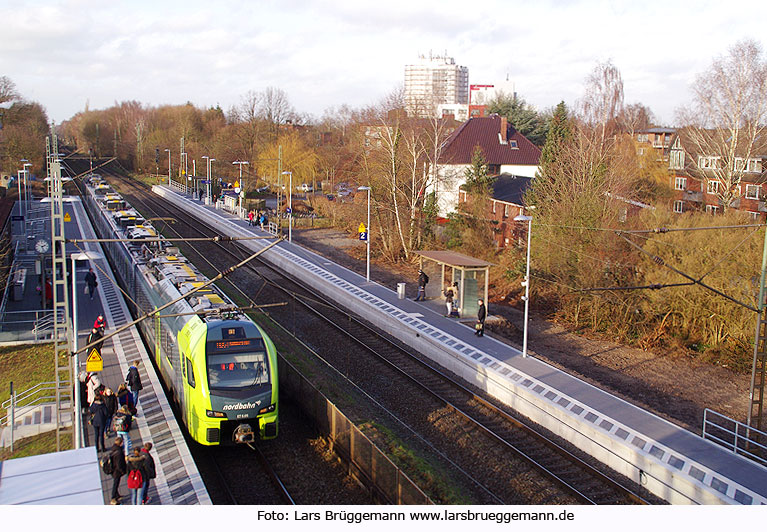 Ein Nordbahn Triebwagen im Bahnhof Tornesch auf der Fahrt nach Hamburg