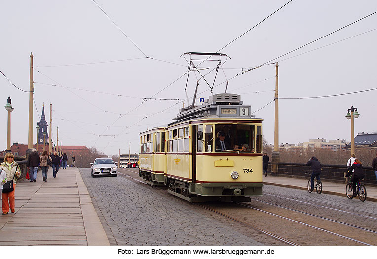 Museumswagen der Straßenbahn in Dresden auf der Augustusbrücke