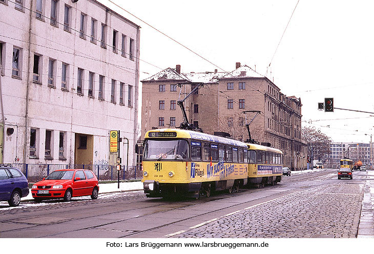 Straßenbahn Dresden Haltestelle Friedrichstadt Tatra