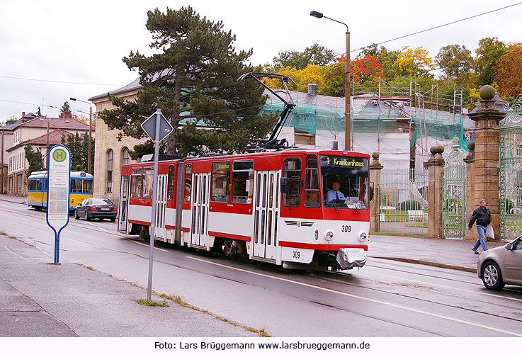 Die Straßenbahn in Gotha vor der Orangerie