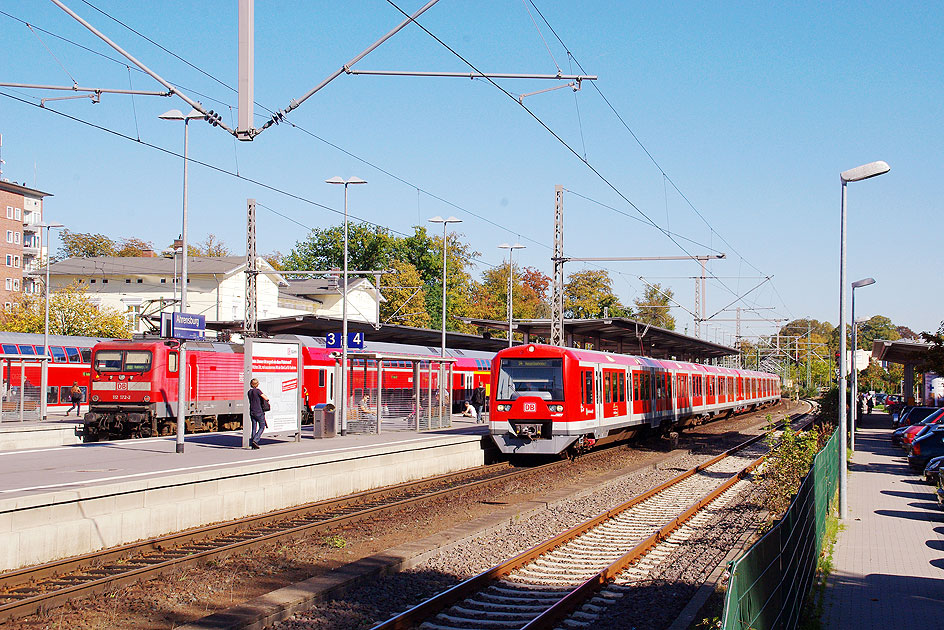 Eine S-Bahn der Baureihe 474 im Bahnhof Ahrensburg