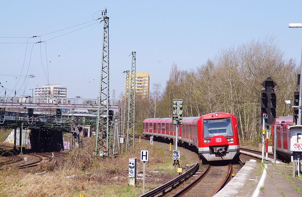 Der Bahnhof Diebsteich der Hamburger S-Bahn - Baureihe 474