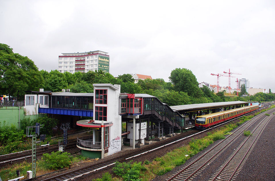Der Bahnhof Halensee der Berliner S-Bahn an der Ringbahn