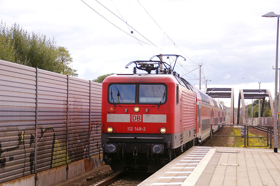 Der Bahnhof Hamburg-Tonndorf mit einer Lok der Baureihe 112