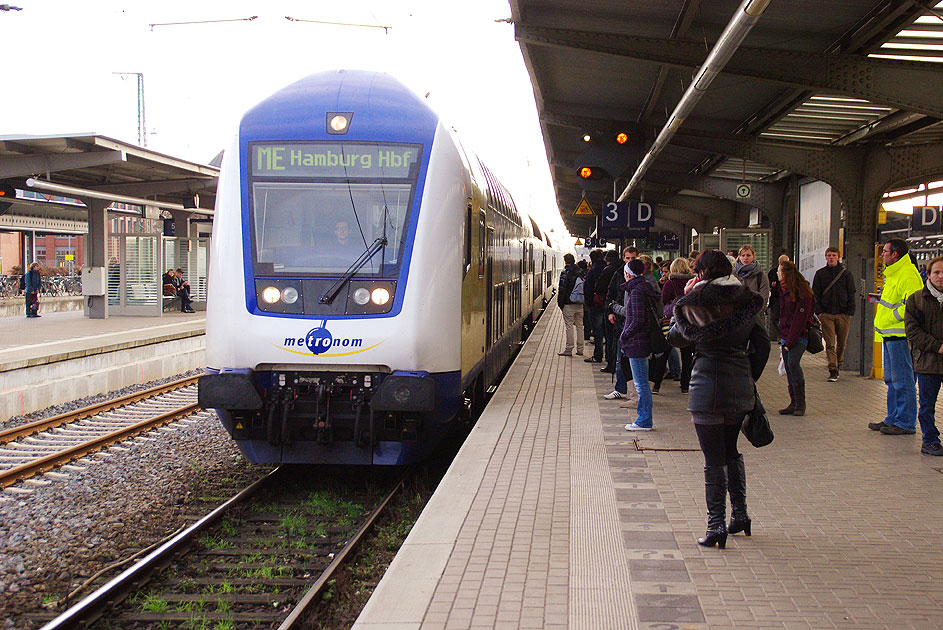 Ein Metronom-Zug nach Hamburg im Bahnhof Lüneburg