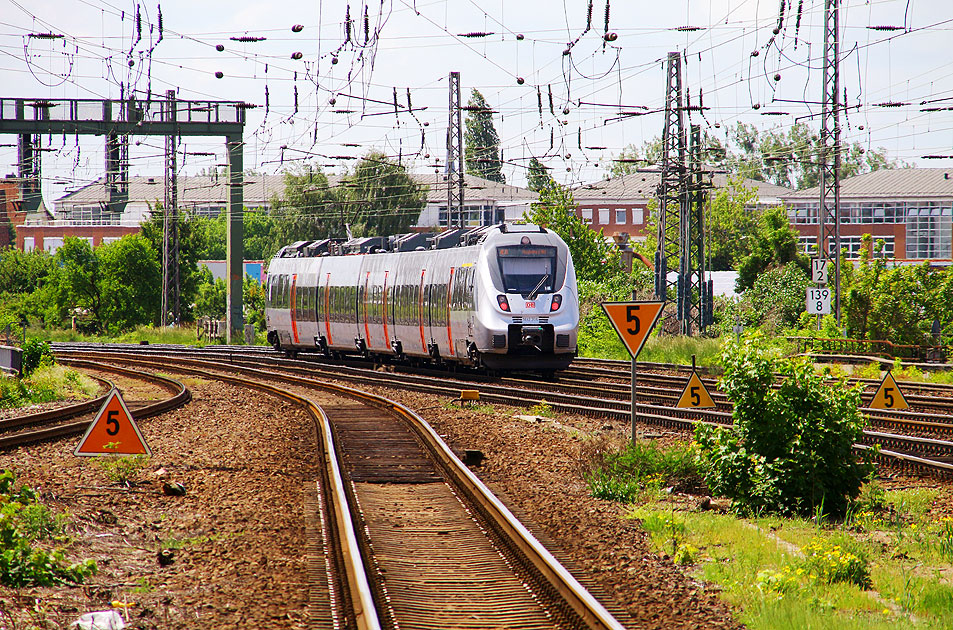Ein Triebwagen der Baureihe 1442 verlässt den Bahnhof Magdeburg-Neustadt