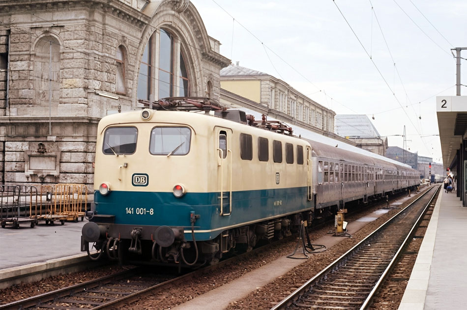 DB Baureihe 141 - Lok 141 001 in N&uuml;rnberg Hbf