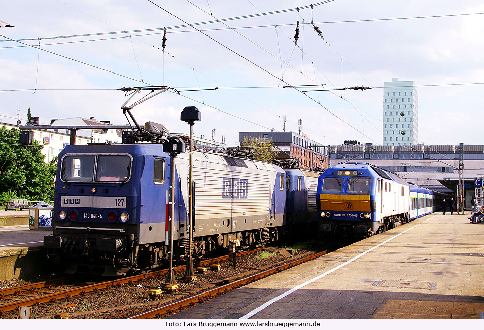 DB Baureihe 143 und DE 2700 im Bahnhof Hamburg-Altona