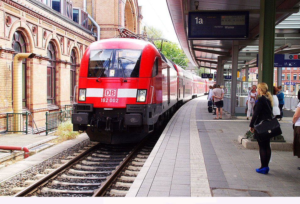 Die DB Baureihe 182 in Schwerin Hbf mit einem RE nach Wismar
