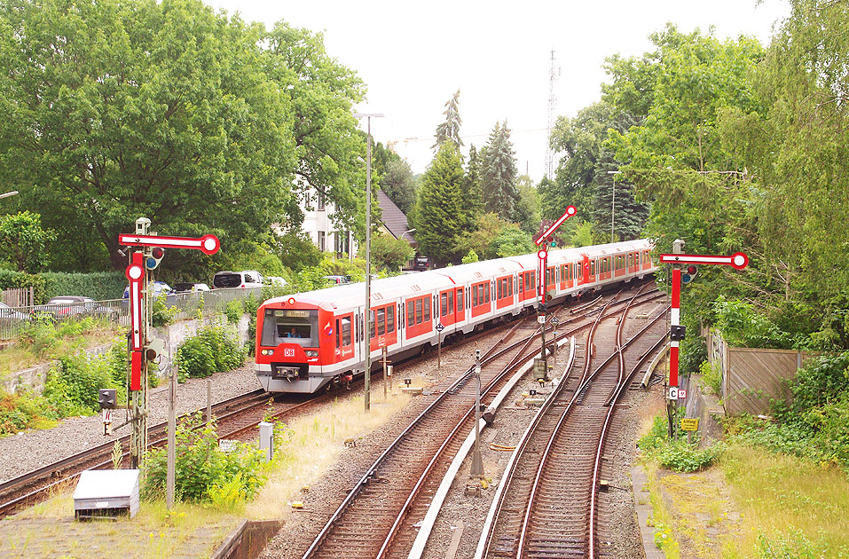 Eine S-Bahn der Baureihe 474 in Blankenese