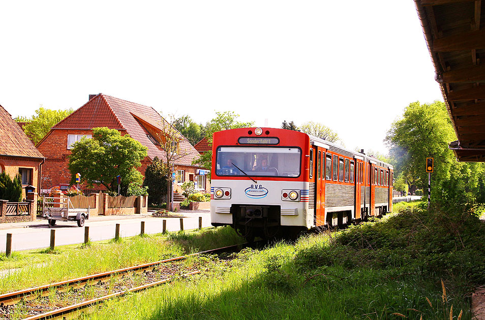 AKN VT2E Triebwagen im Bahnhof Neetze