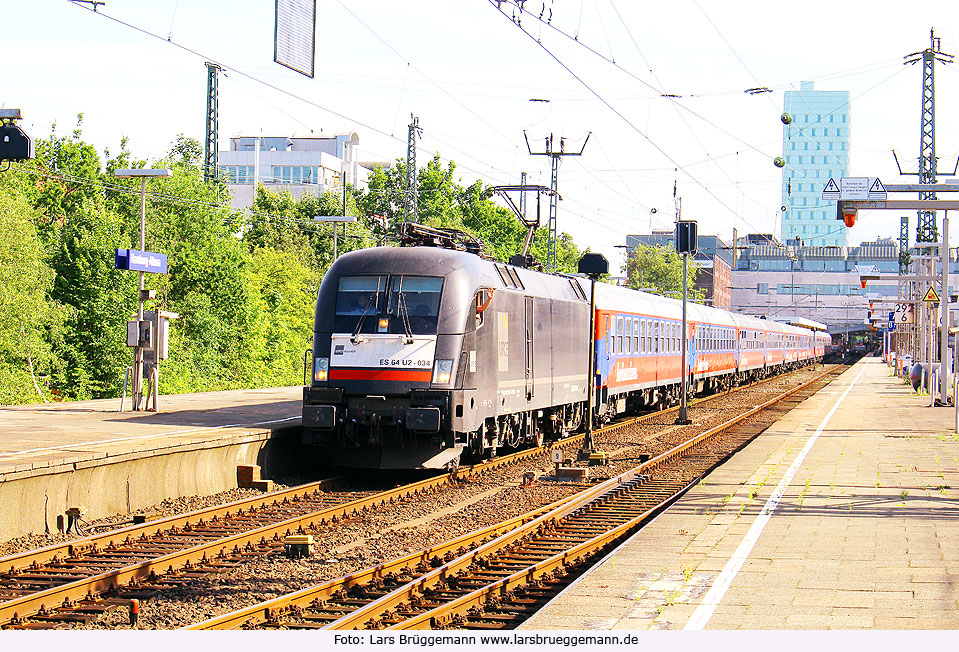 Ein HKX verlässt den Bahnhof Hamburg-Altona