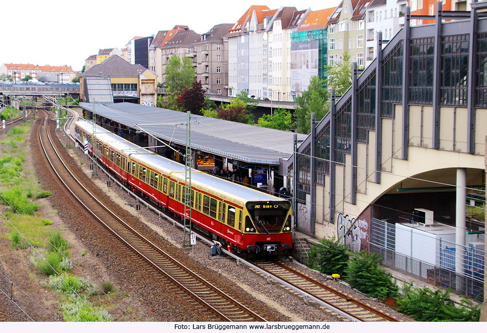 DB Baureihe 480 der S-Bahn in Berlin am Bahnhof Messe Nord (Witzleben)
