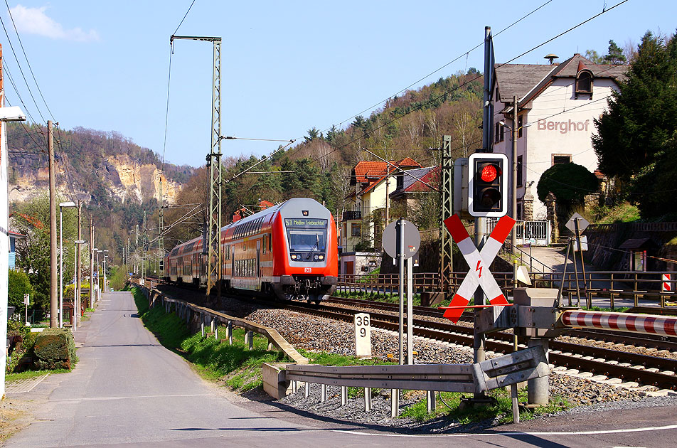 Eine S-Bahn gebildet aus Bombardier Doppelstockwagen im Bahnhof Stadt Wehlen