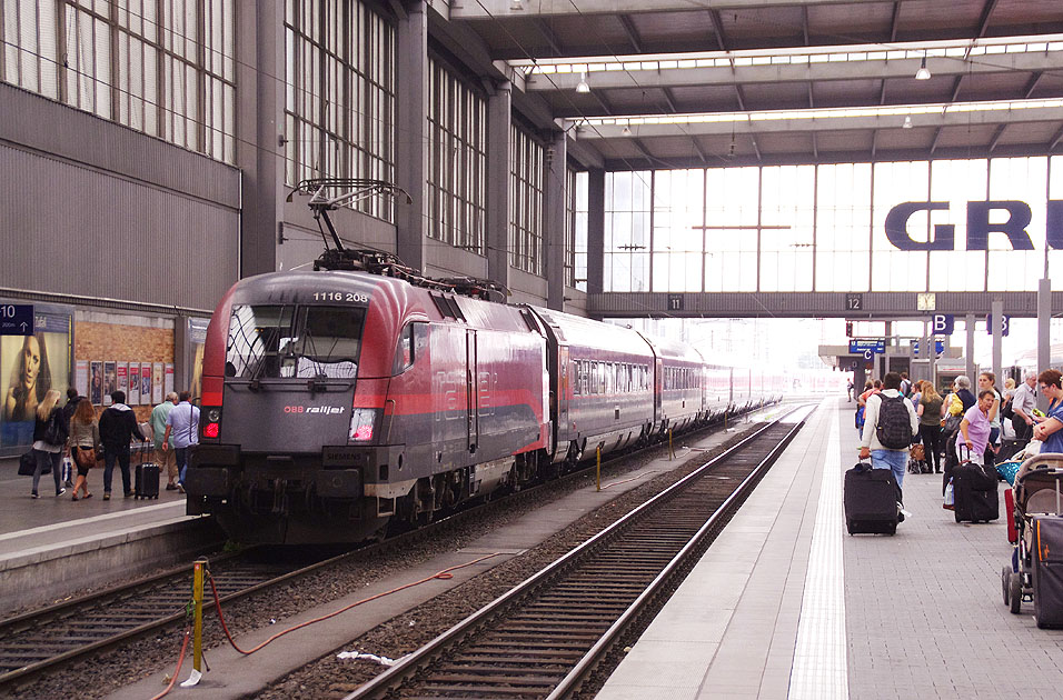 Der &Ouml;BB Taurus 1116 208 in M&uuml;nchen Hbf
