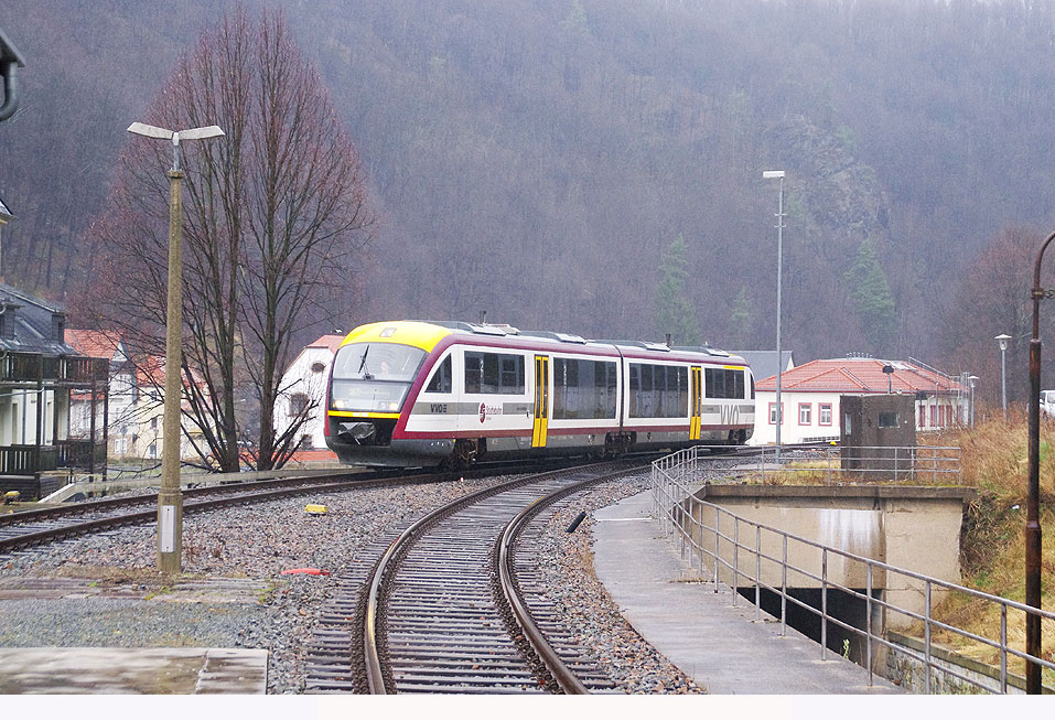 Ein Desiro Triebwagen der Städtebahn Sachsen im Bahnhof Glashütte an der Müglitztalbahn