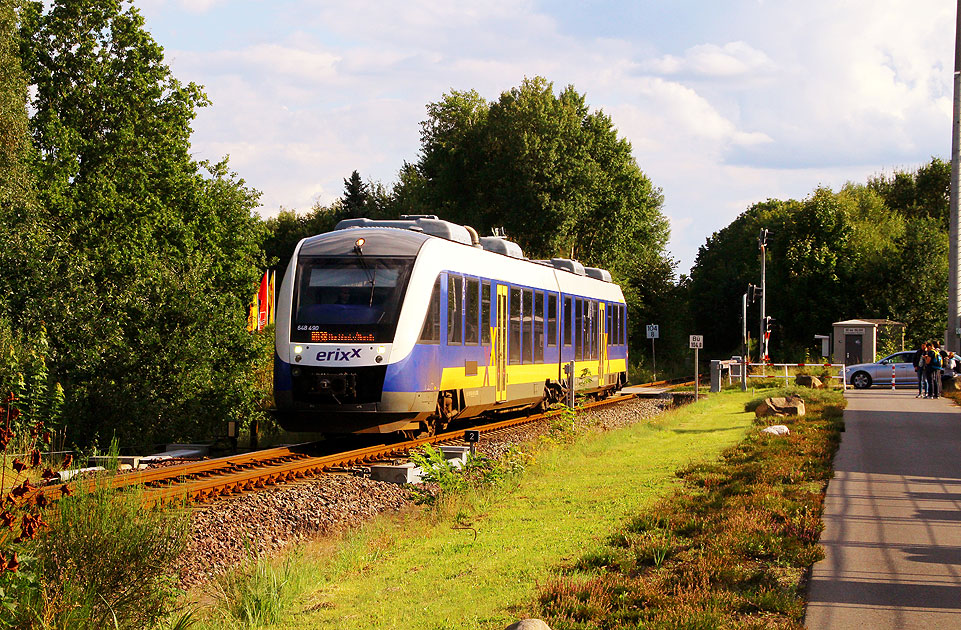 Ein Erixx-Lint-Triebwagen in Schneverdingen am Bahnübergang Alt-Bennighöfener-Weg / Südring.