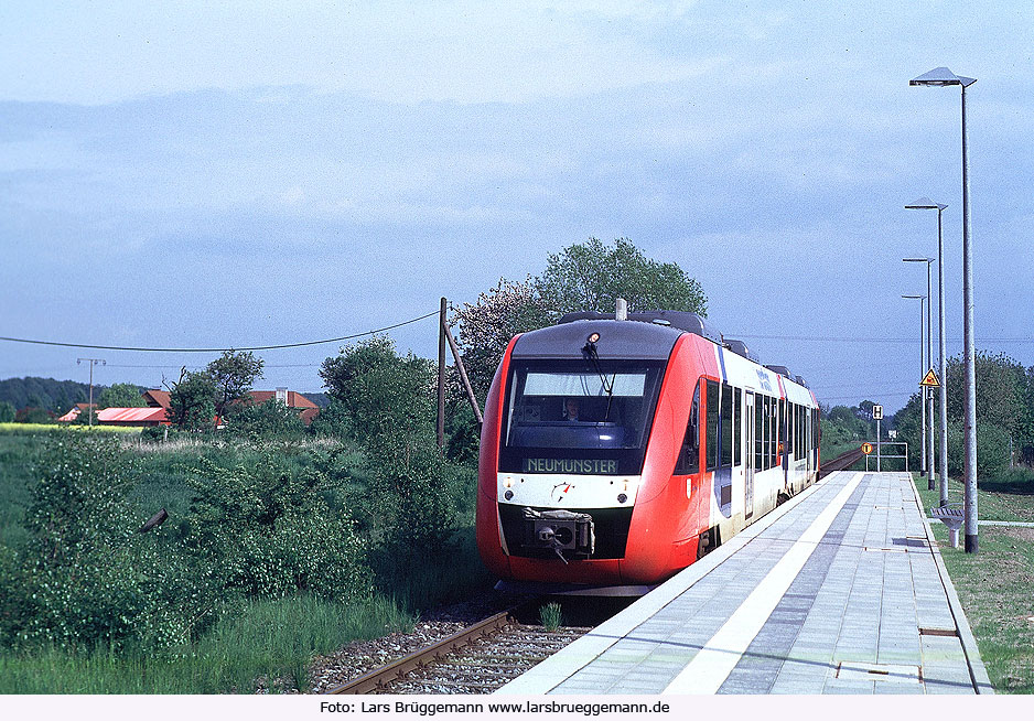 Der Bahnhof Wakendorf mit einem Lint der Nordbahn an der Strecke Bad Oldesloe Neumünster