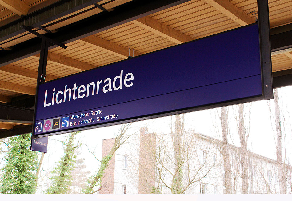 Ein Bahnhofsschild im Bahnhof Lichtenrade bei der S-Bahn in Berlin