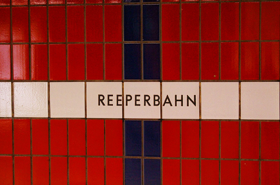 Das Bahnhofsschild vom Bahnhof Reeperbahn auf St. Pauli in Hamburg