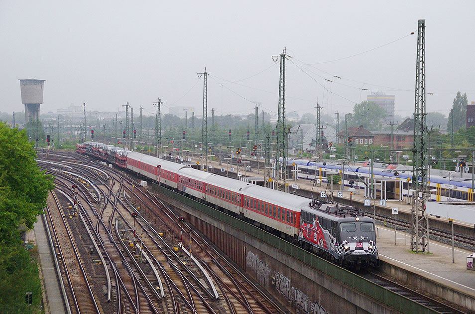 Die DB Baureihe 115 vormals 110 mit einem Autozug in Hamburg-Altona