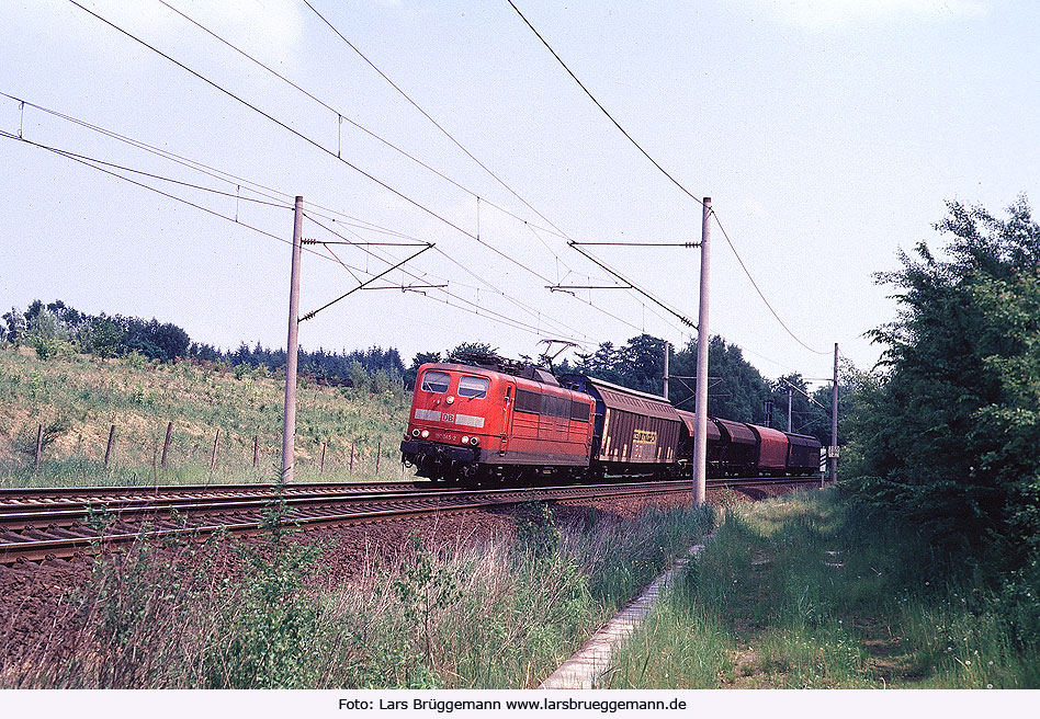 Ein Güterzug gezogen von einer Lok der Baureihe 151 am Bahnhof Friedrichsruh
