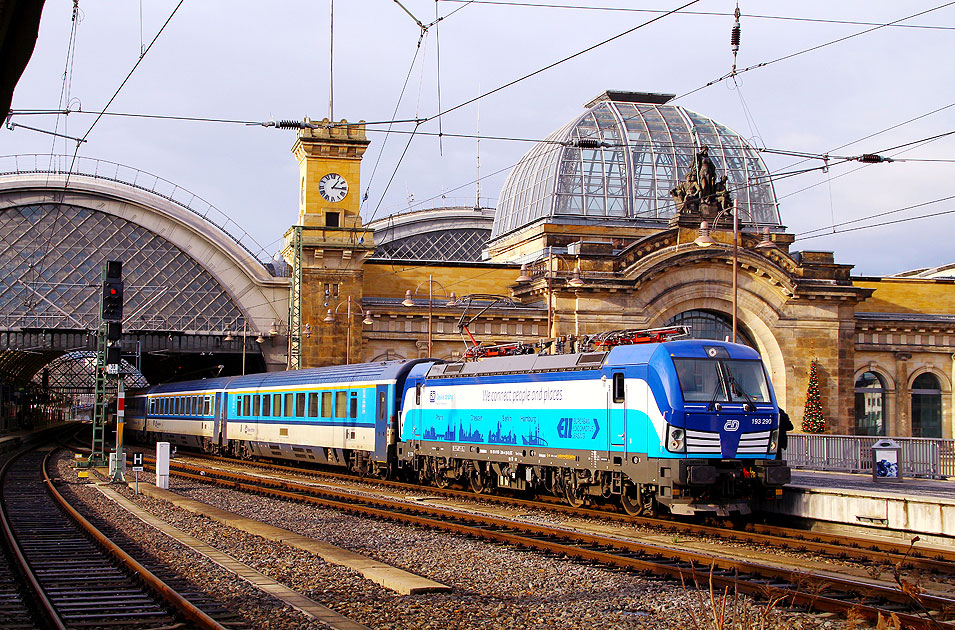 Eine Vectron-Lok der CD von Siemens im Hauptbahnhof in Dresden