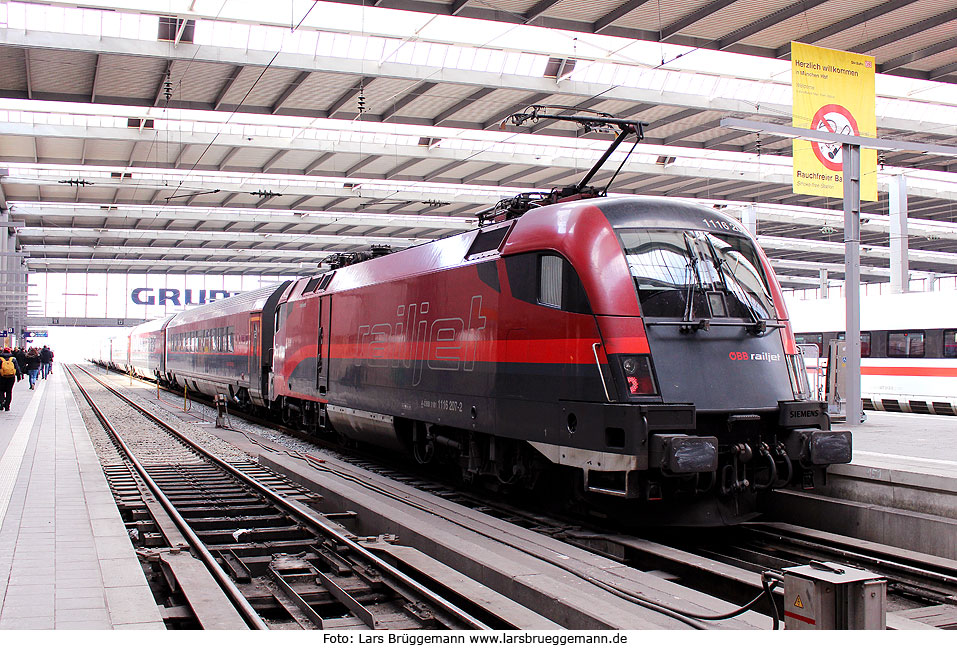 Railjet Zug in München Hbf in Bayern
