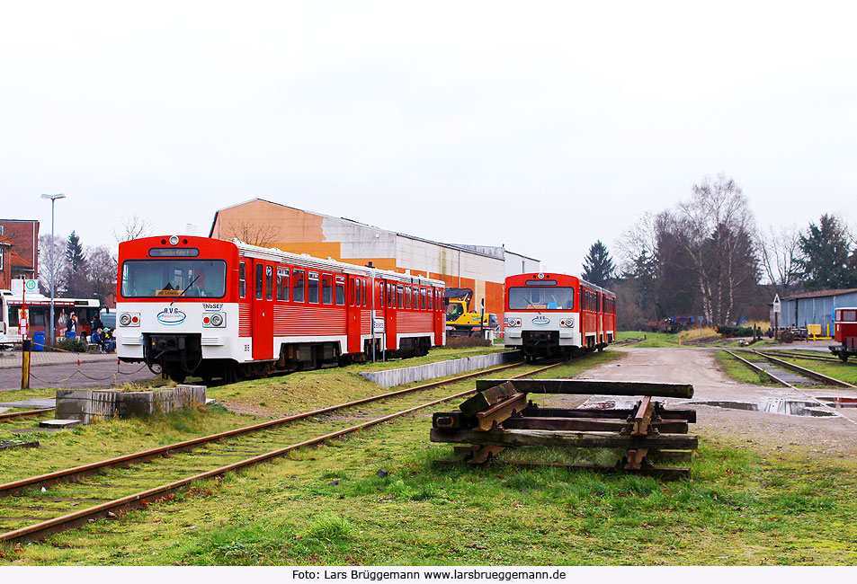 Zwei VT2E Triebwagen im Bahnhof Bleckede bei der Bleckeder Kleinbahn