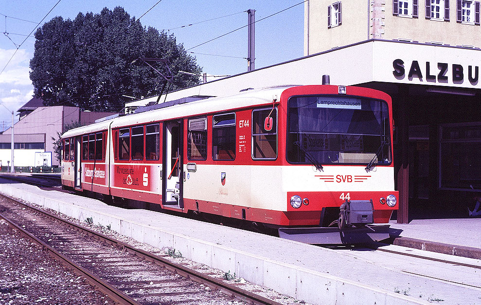 Der Triebwagen 44 der Salzburger Lokalbahn in Salzburg Lokalbahnhof
