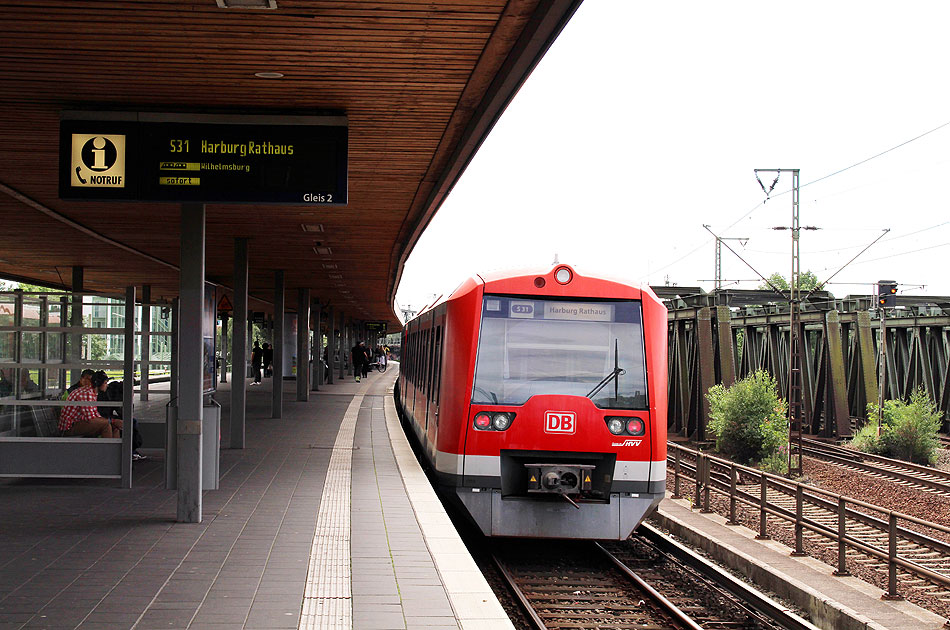 Der Bahnhof Veddel der Hamburger S-Bahn mit einem Triebwagen der Baureihe 471