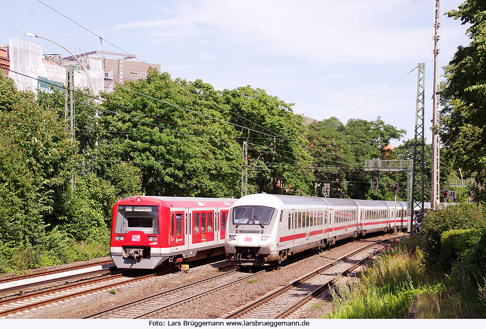 Eine S-Bahn der Baureihe 474 und in IC auf der Verbindungsbahn in Hamburg zwischen Dammtor und Sternschanze
