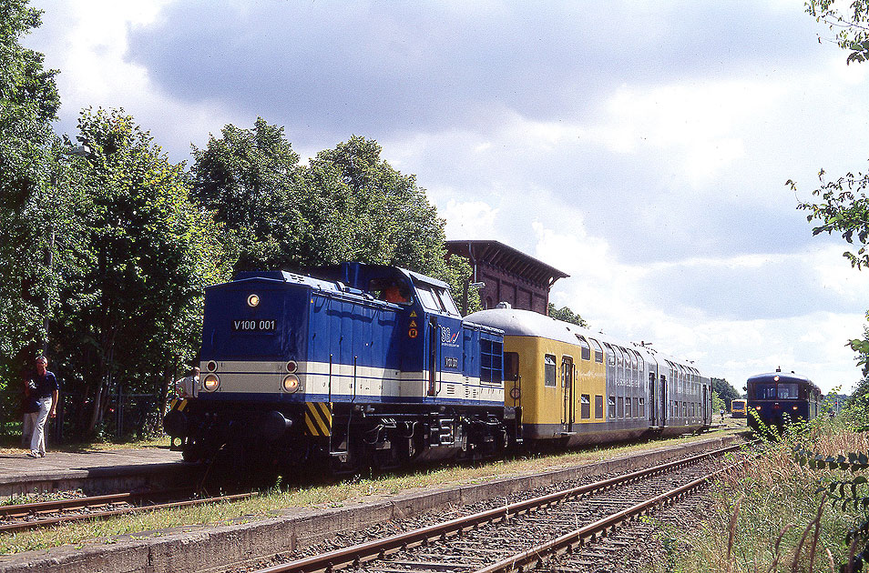 Eine Lok der Baureihe V100 Ost im Bahnhof Hagenow