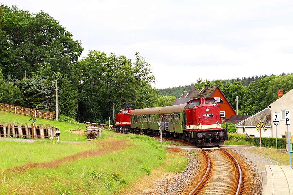 Ein DDR-Reichsbahn Personenzug im Haltepunkt Nennigmühle