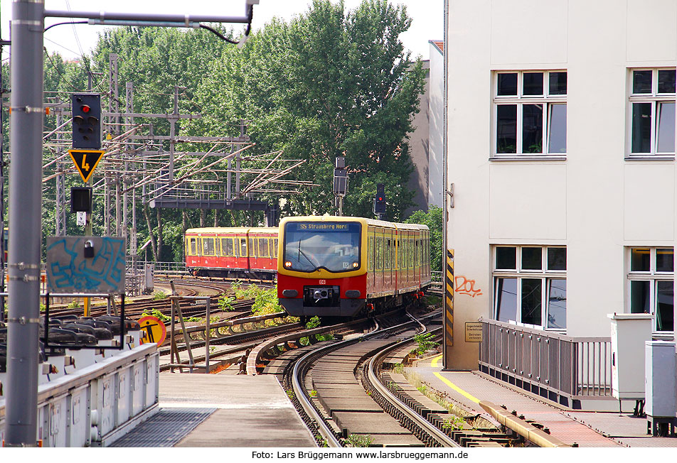 Eine S-Bahn der Baureihe 481 im Bahnhof Berlin Friedrichstraße