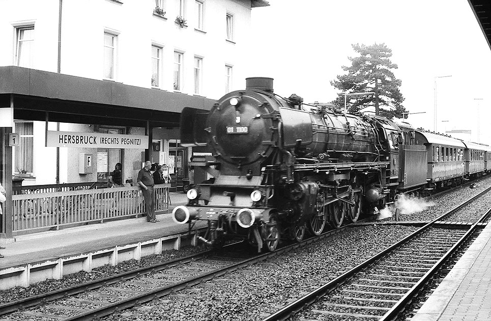 Die Dampflok 01 1100 mit einem Schnellzug im Bahnhof Hersbruck rechts der Pegnitz