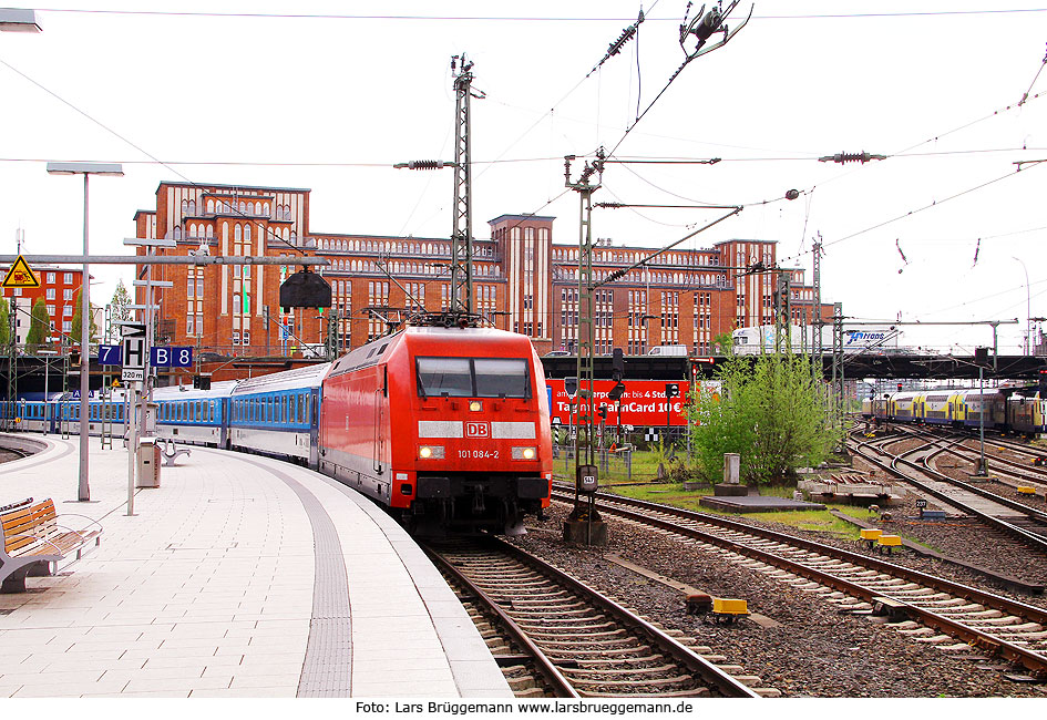 Eine Lok der Baureihe 101 mit einem EC in Hamburg Hbf