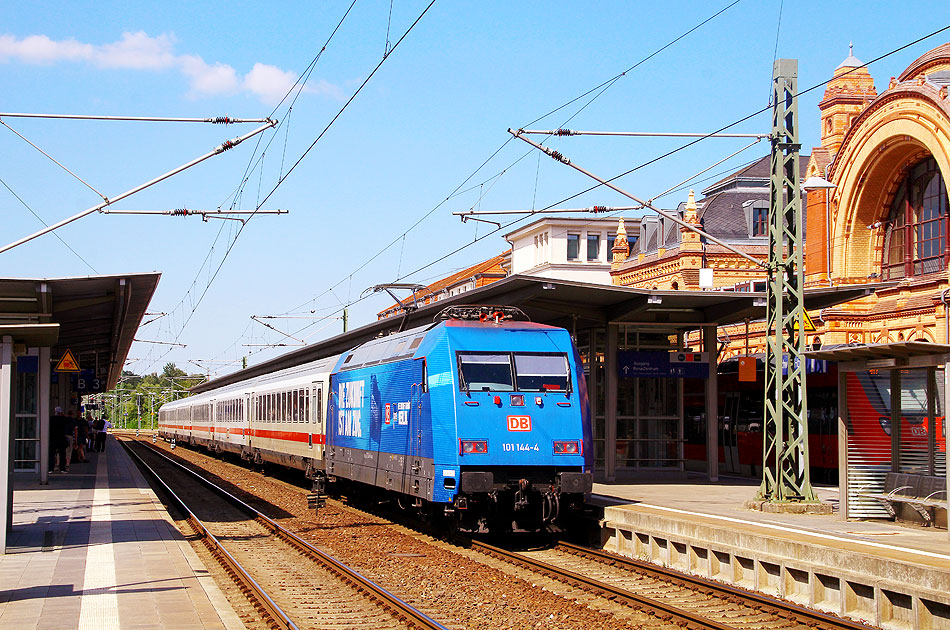 Die DB Baureihe 101 in Schwerin Hbf mit einem IC