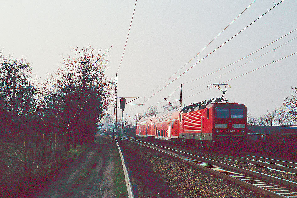 Eine Lok der Baureihe 143 im Bahnhof Dresden-Stetzsch