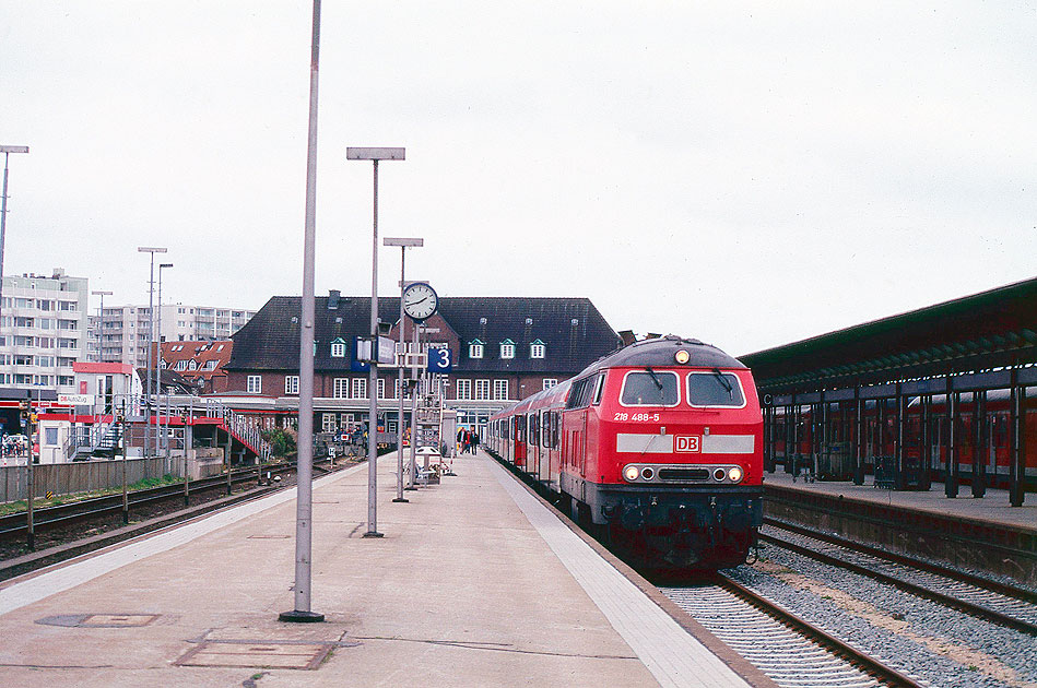 Eine Lok der DB Baureihe 218 im Bahnhof Westerland auf Sylt
