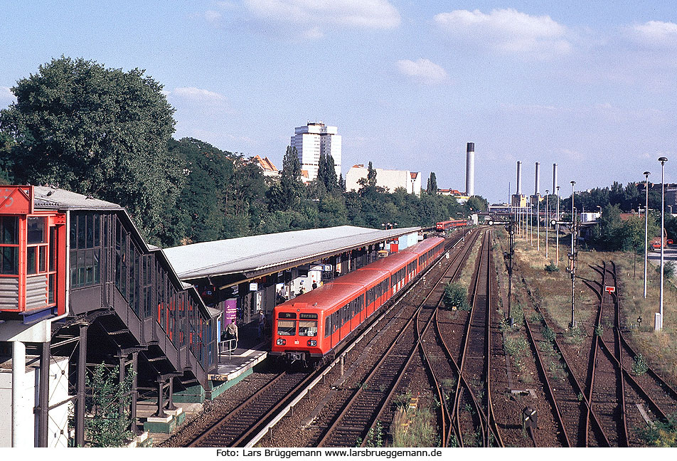 Eine Berliner S-Bahn der Baureihe 485 im Bahnhof Halensee
