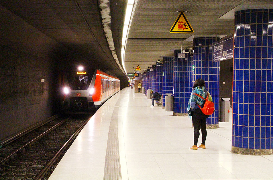 DB Baureihe 490 im Haltepunkt Reeperbahn der Hamburger S-Bahn