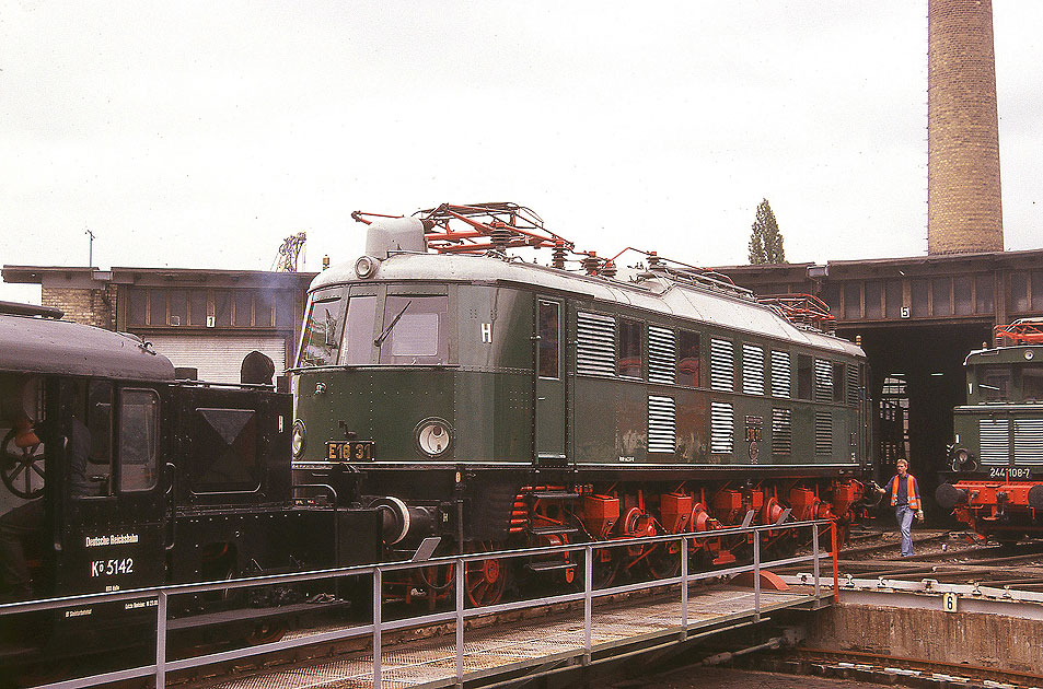 Die E-Lok E18 31 im Bw Halle P auf der Drehscheibe