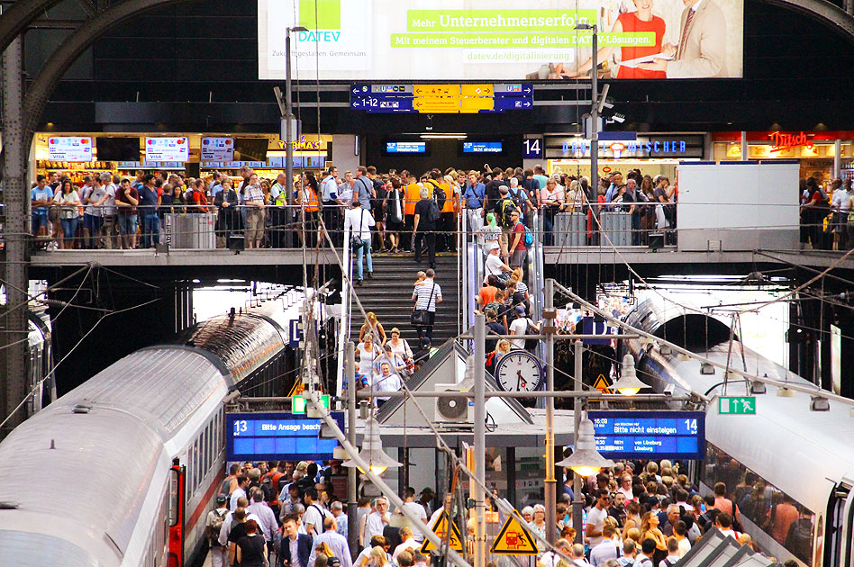 Überfüllte Bahnsteige in Hamburg Hbf