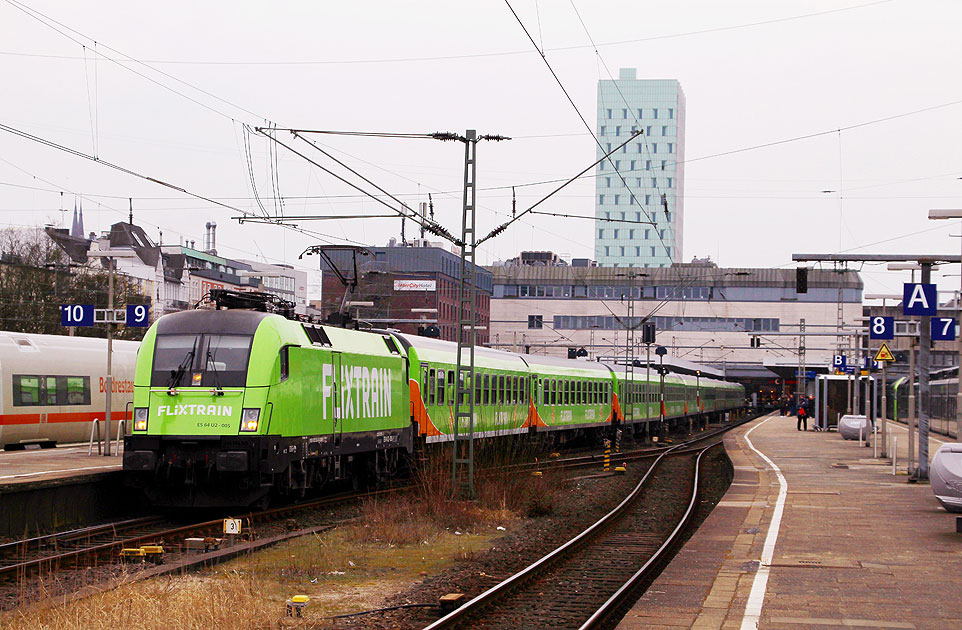 Ein Flixtrain von Hamburg nach Köln im Bahnhof Hamburg-Altona