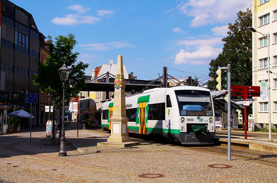 Die Vogtlandbahn an der Straßenbahn-Haltestelle Zwickau Zentrum